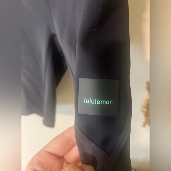 Lululemon Cargo Super-high-rise hiking short 8” (Black)
Size 6 - Picture 6 of 16